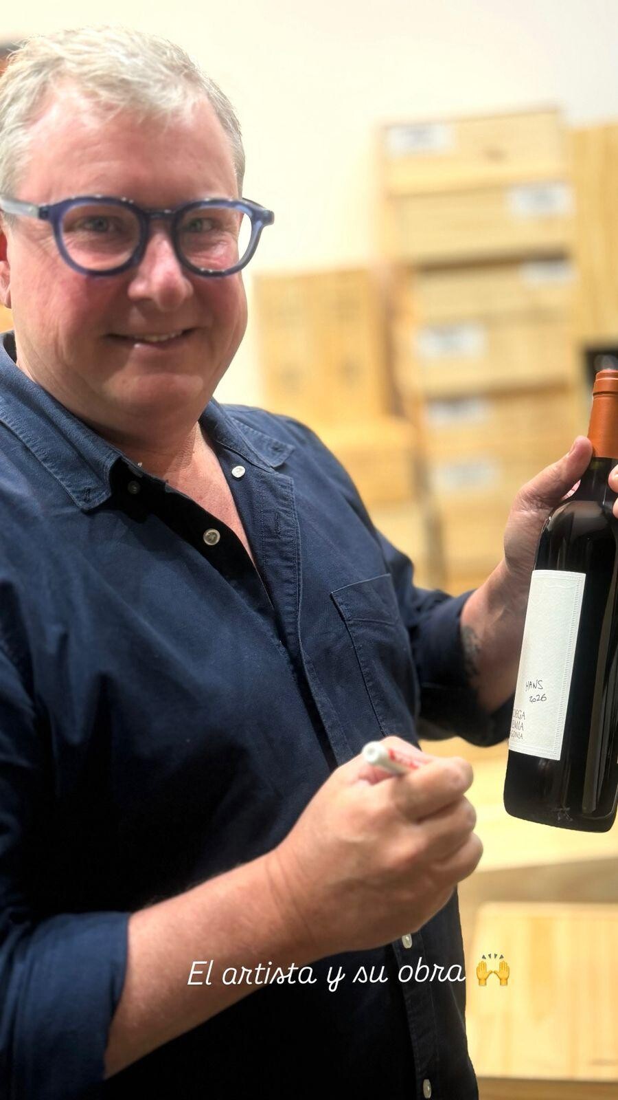Hans Vinding-Diers signing a bottle of Bodega Noemia